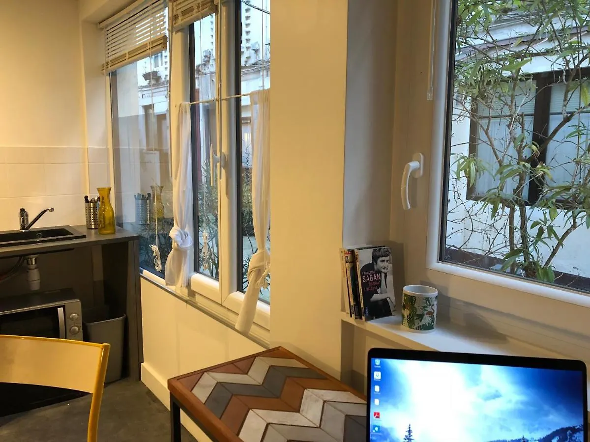Cite Pilleux - Charming Studio In A Flowery Pedestrian Lane Paris France