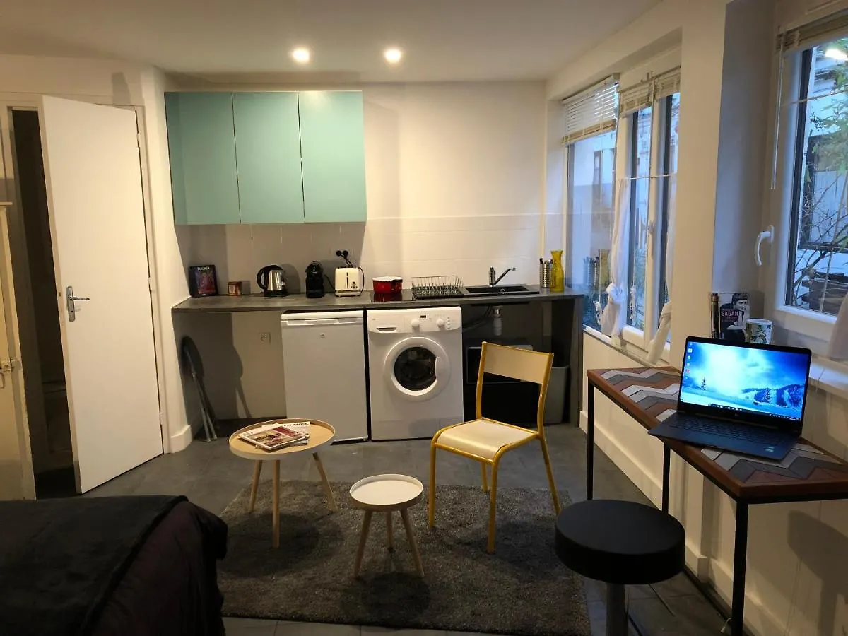 Cite Pilleux - Charming Studio In A Flowery Pedestrian Lane Paris Apartment